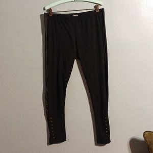 Just one women's black size 2 X leggings.